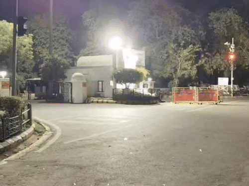 ब्लैक आउट के दौरान पीजीआई चौराहा पर भी वाहनों की आवाजाही थमी रही।