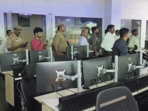 ITMS कमांड सेंटर लखनऊ से सभी चौराहों पर नजर रखी गई।