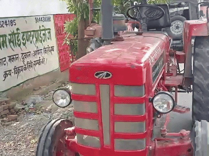 यह आरोपी राज जायसवाल का ट्रैक्टर है। इसी से कुचलकर सूरज की हत्या करने का आरोप है।