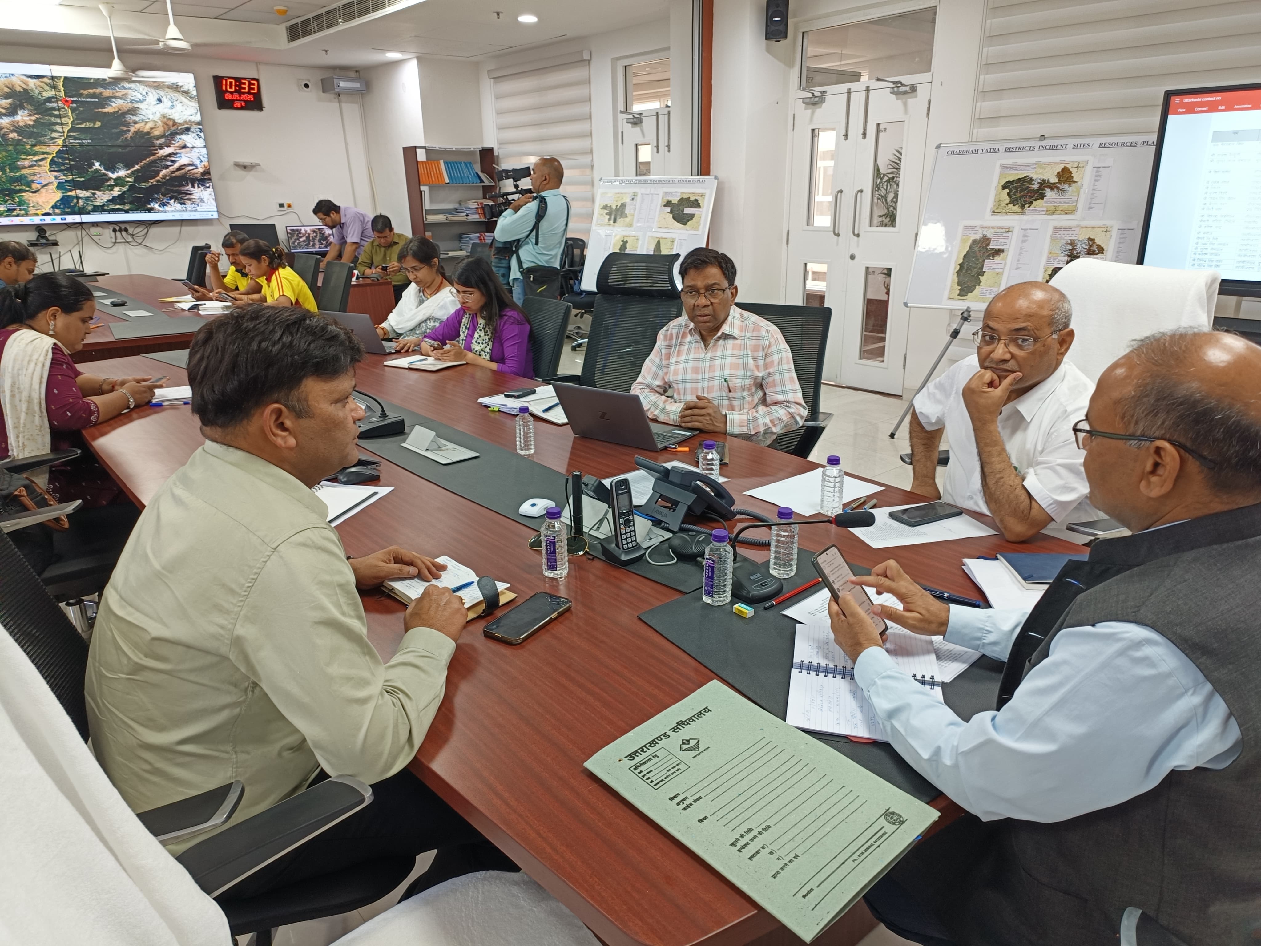 आपत्ती सचिव विनोद कुमार सुमन यांनी अधिकाऱ्यांसोबत बैठक घेतली