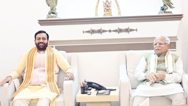 दिल्ली दौरे के दौरान हरियाणा सीएम नायब सैनी ने केंद्रीय मंत्री मनोहर लाल खट्टर से मुलाकात कर कई मुद्दों पर चर्चा की।