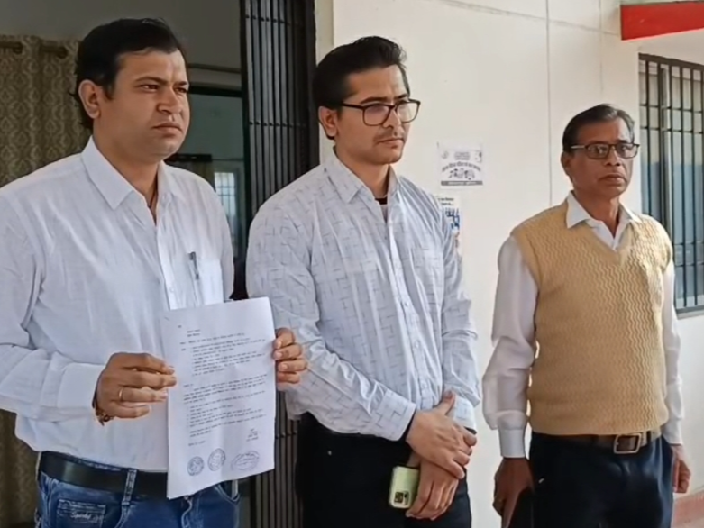 तहसीलदार से मारपीट मामले में टीआई को क्लीन चिट, DGP को पीड़ितों ने दी शिकायत; बोले बदला लेने पोस्टिंग 2 तहसीलदार और परिजनों की शिकायत पर नहीं हुई कार्रवाई। - Dainik Bhaskar