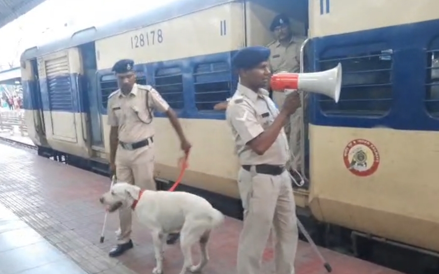 ट्रेनों में सफर करने वाले यात्रियों को माइक से अनाउंस कर हिदायत दी जा रही।