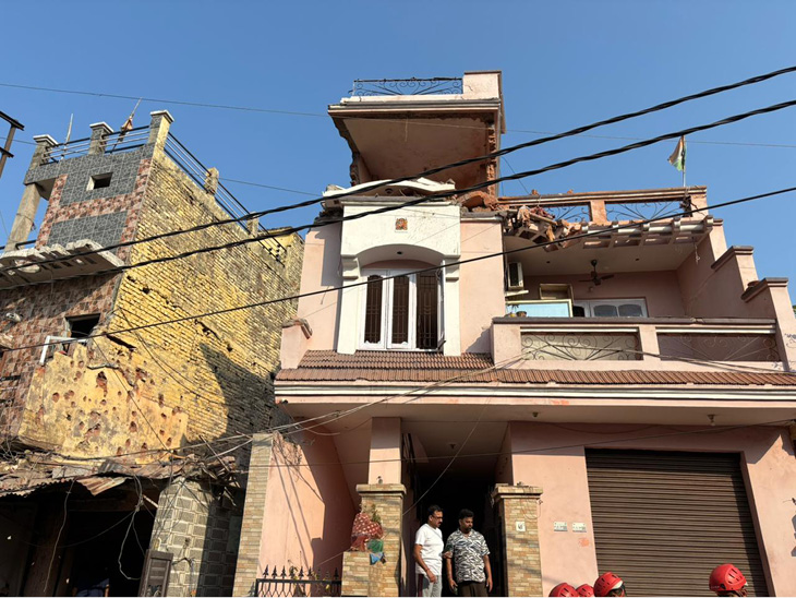 पाकिस्तानी ड्रोन अटैक और शेलिंग में क्षतिग्रस्त हुए जम्मू के रिहायशी इलाके।