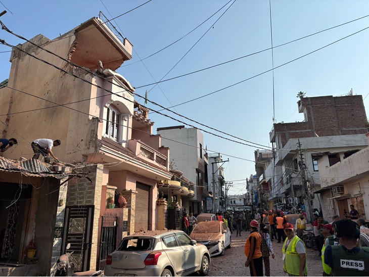 जम्मू में पाकिस्तान के हवाई हमले के बाद की तस्वीर। कई मकान क्षतिग्रस्त हुए हैं।