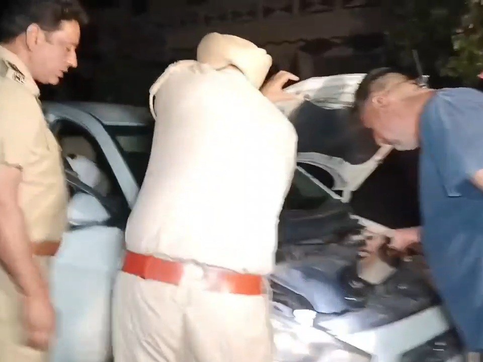 The owner of the unclaimed car could not be detected on Circular Road in Faridkot city. After this, the police searched the entire car very closely.