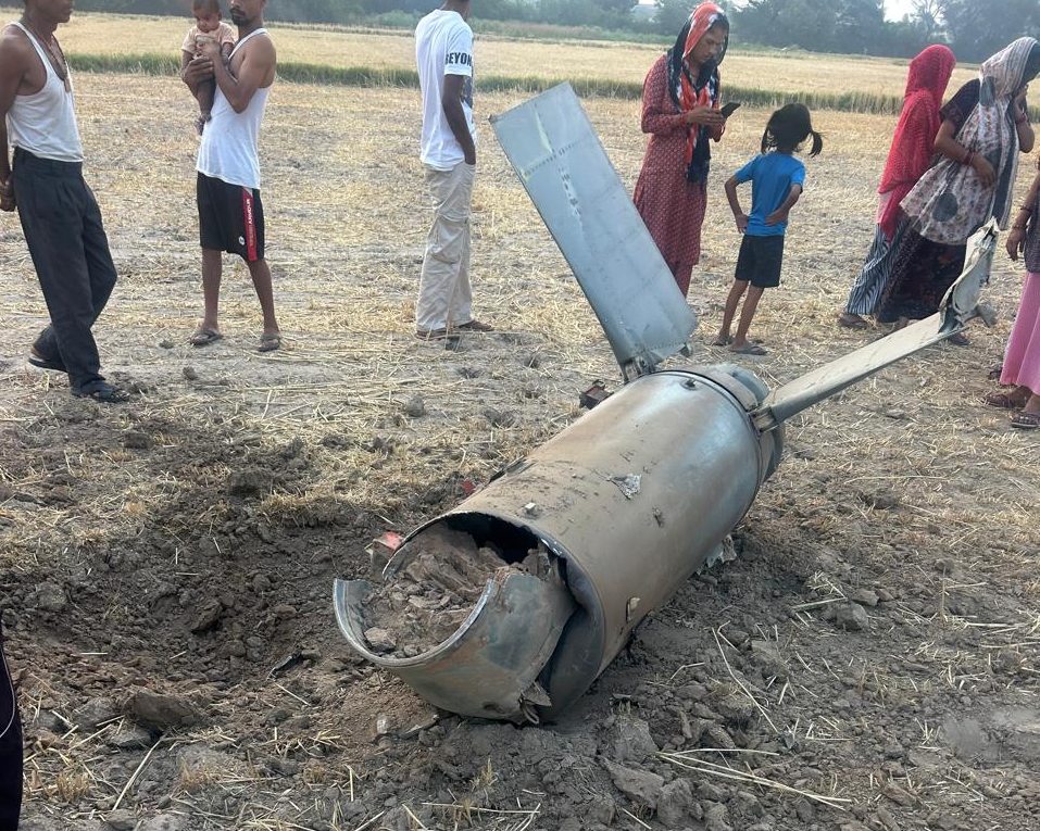 सिरसा येथील एका शेतात क्षेपणास्त्राचे अवशेष आढळले.