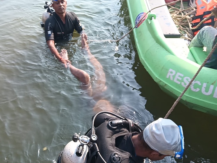 शिवनाथ नदी से शव को बाहर निकालती एसडीआरएफ - Dainik Bhaskar