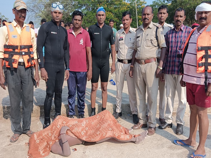 शव को बाहर निकालकर पुलिस को सौंपा।