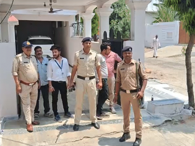 EOW की 15 सदस्यीय टीम ने विद्युत विभाग के अधिकारी यूडी पाराशर के घर पर छापेमारी की। - Dainik Bhaskar