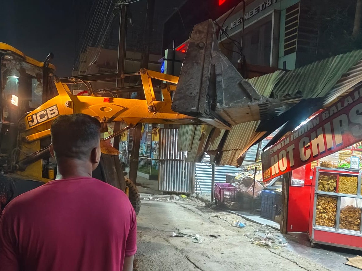 शहर को अतिक्रमण मुक्त बनाने कार्रवाई की गई है।