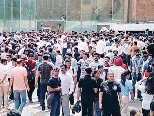 डिफेंस वॉलंटियर्स बनने के लिए टैगोर थिएटर में उमड़े युवा।