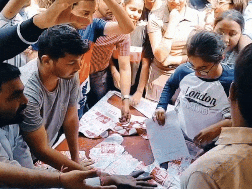 वॉलंटियर्स भर्ती के लिए रजिस्ट्रेशन कराते युवक-युवतियां।