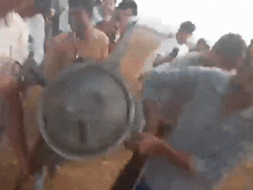 सिरसा में शुक्रवार रात तेज रोशनी के बाद धमाका हुआ। इसके बाद सुबह खेत में मिसाइल के टुकड़े मिले। जिसे लोग उठाकर ले जाते हुए। - Dainik Bhaskar