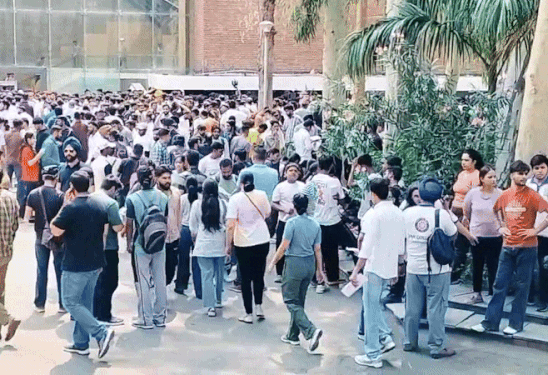 वॉलंटियर्स भर्ती के लिए पहुंचे युवक-युवतियां।