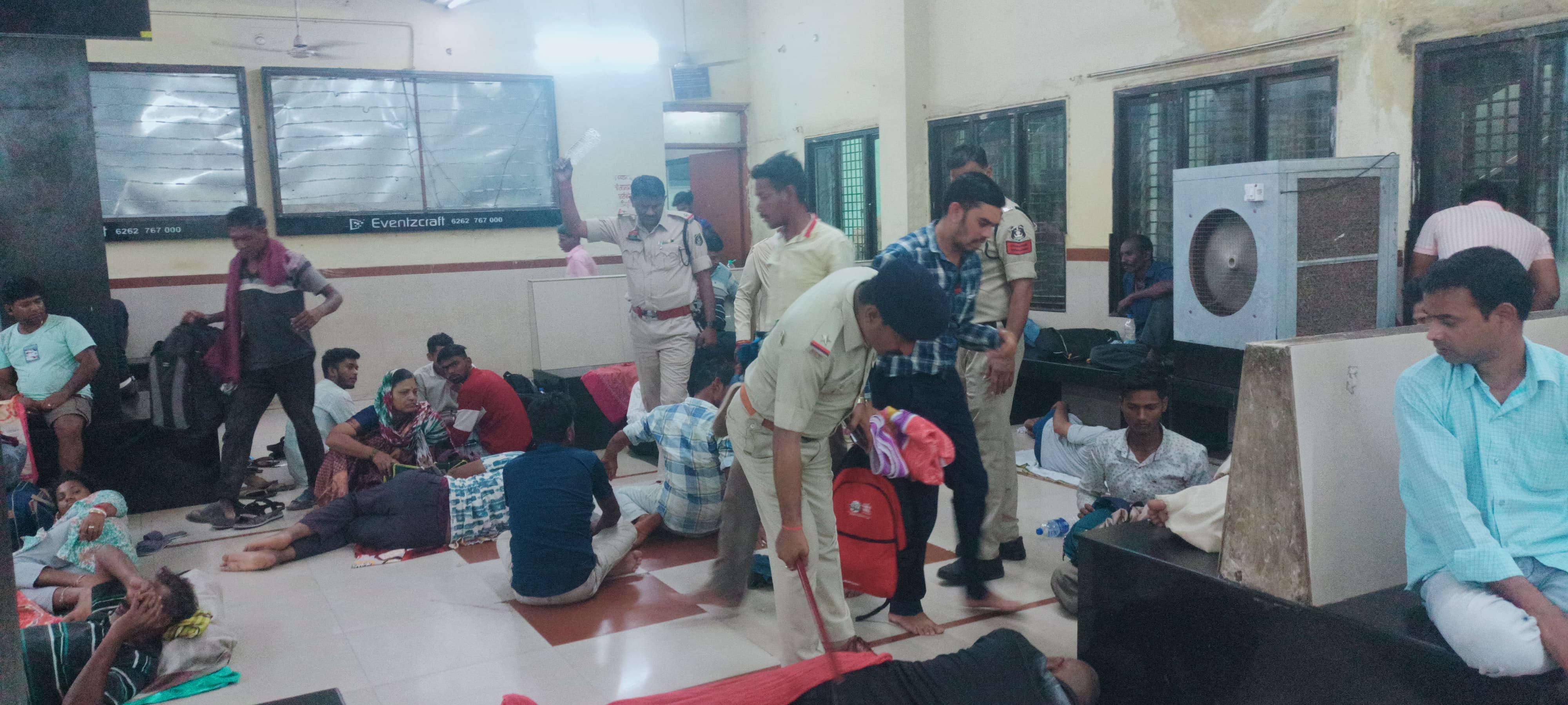 रायपुर रेलवे स्टेशन पर यात्रियों से भी RPF और GRP के जवान पूछताछ के साथ निगरानी कर रहे हैं।