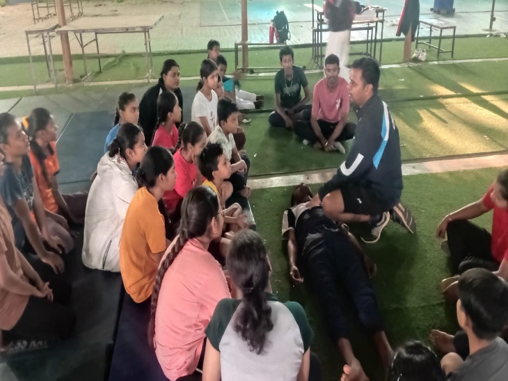 बालोद में पूर्व आर्मी जवान किशोर नाथ योगी युवाओं को सिविल डिफेंस का प्रशिक्षण दे रहे हैं।