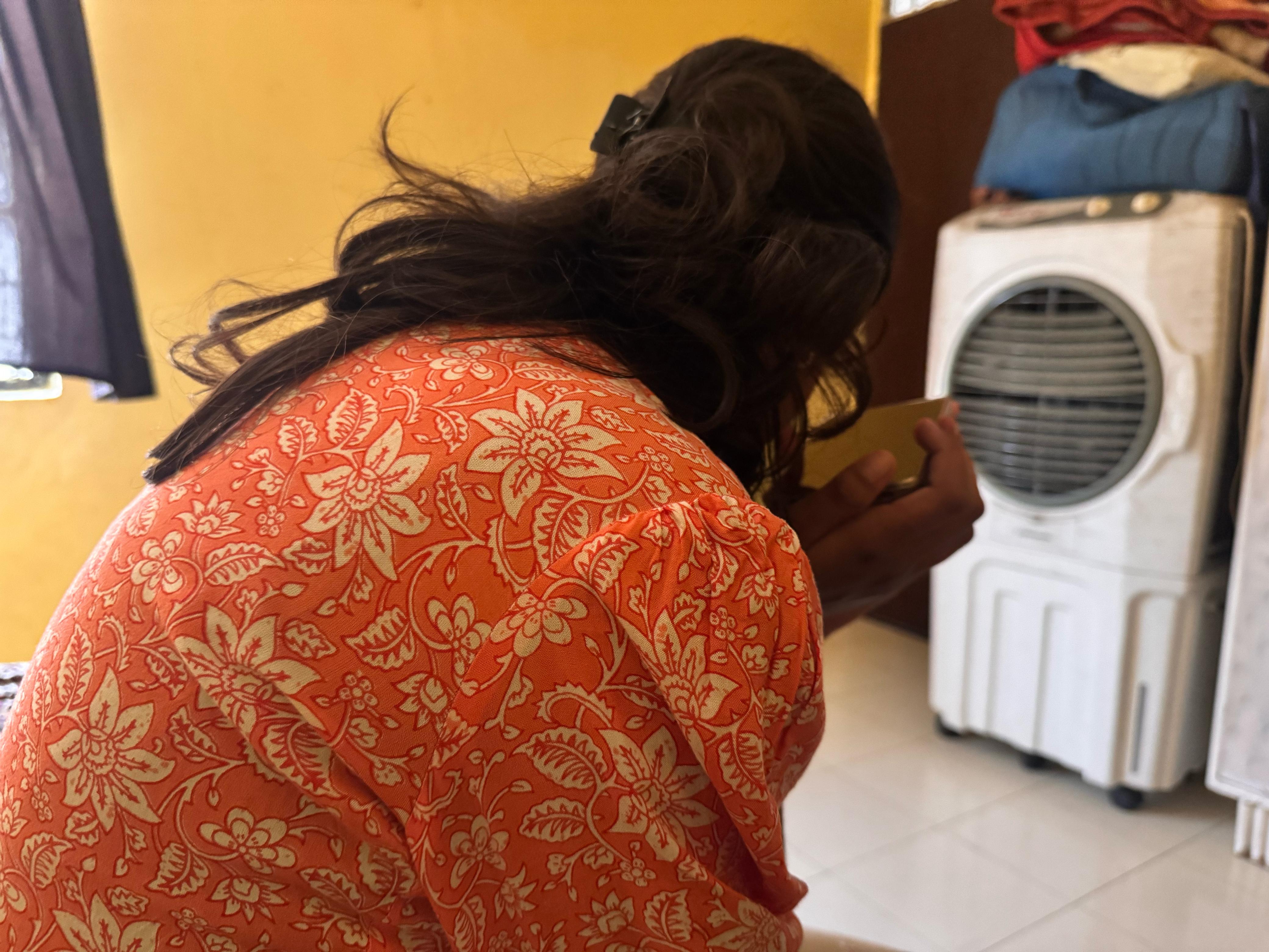 हमारे साथ बातचीत के दौरान रिया के पास एक कॉल आया। रिया ने बताया - कस्टमर का कॉल था, जल्दी आने को कह रहा है।