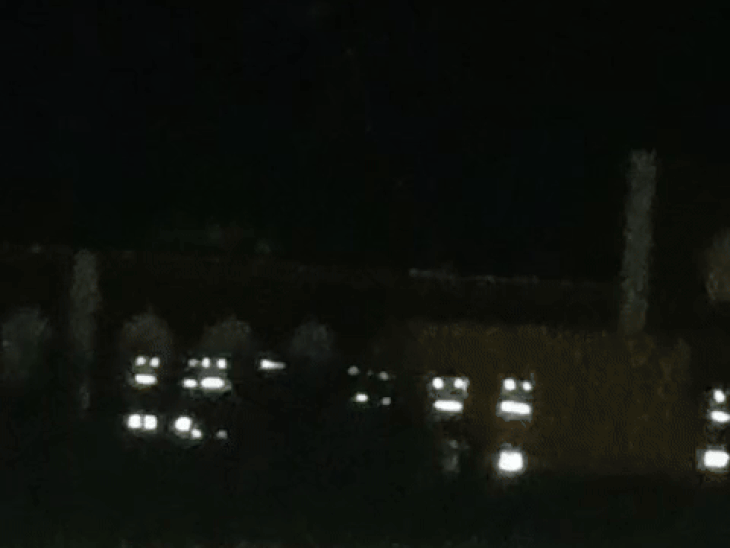 ब्लैक आउट की मॉक ड्रिल के दौरान पुलिस लाइन में अंधेरा पसरा था।