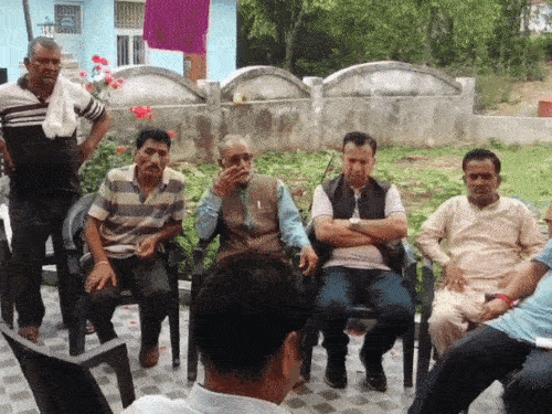लोग शोक मनाने के लिए शहीद के घर पहुंचे।