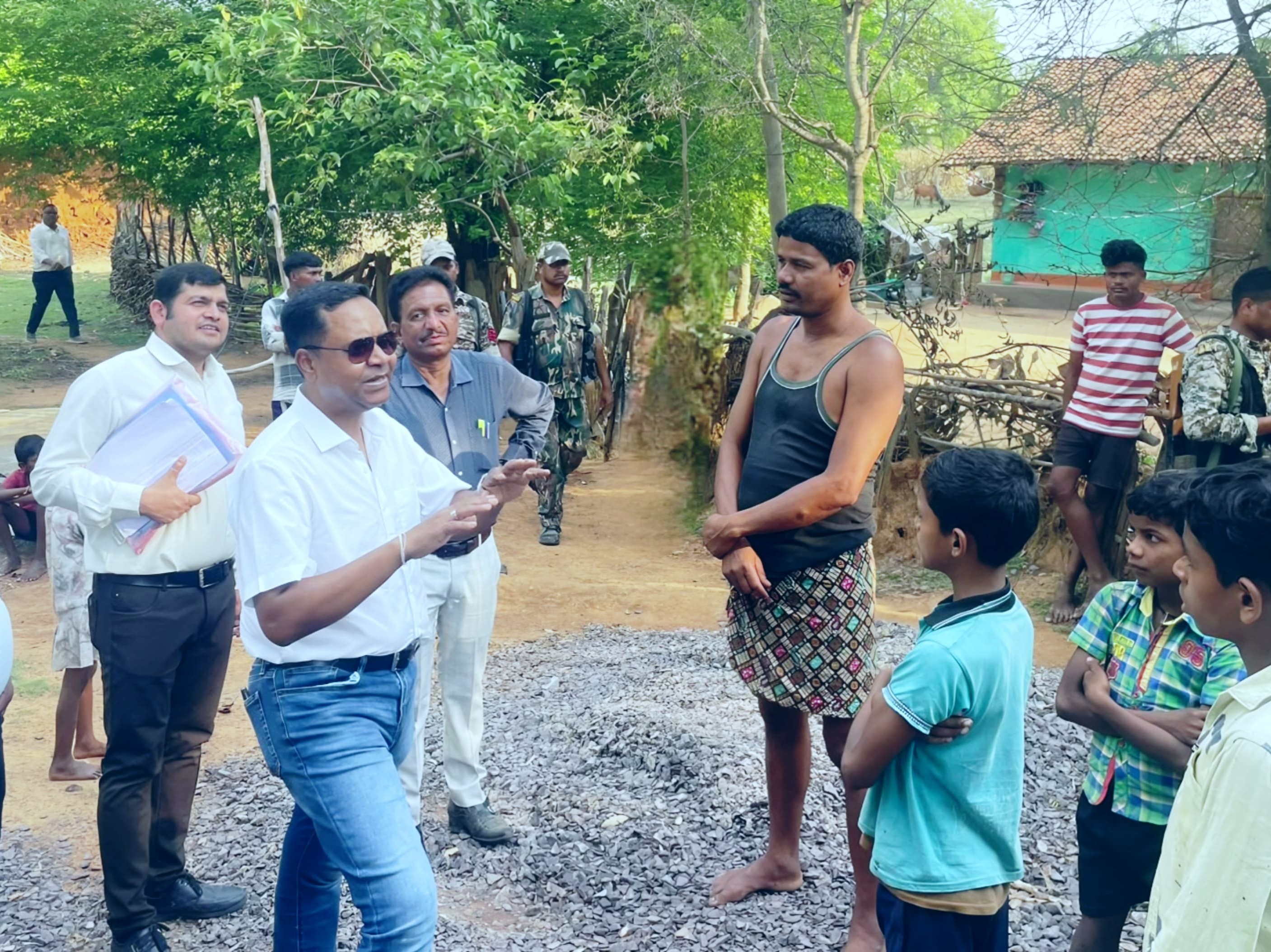 जल संसाधन विभाग के सचिव राजेश सुकुमार टोप्पो मर्दापाल क्षेत्र पहुंचे।