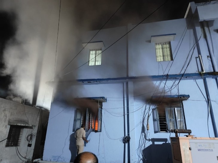 अंदर आग लगी थी, खिड़की से धुएं की लपटे बाहर आ रही थी