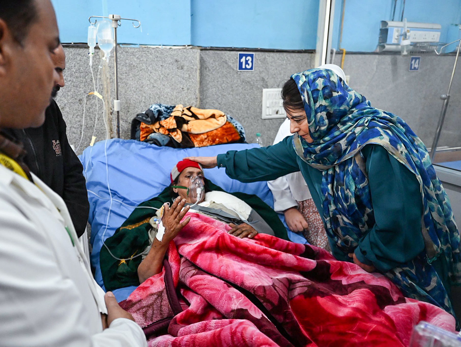 पीपल्स डेमोक्रॅटिक पार्टी (पीडीपी) च्या अध्यक्षा मेहबूबा मुफ्ती यांनी रविवारी बारामुल्ला येथील उरी येथील आश्रय छावणीत पाकिस्तानी गोळीबारामुळे विस्थापित झालेल्या कुटुंबांची भेट घेतली.