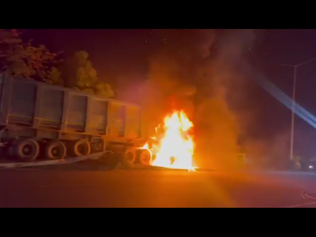 A truck loaded with gravel collided with a pole in Bhognipur