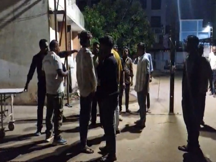 सुपेला अस्पताल में देर रात परिजनों की भीड़