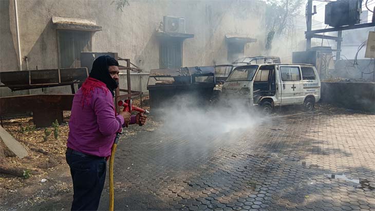 दमकलकर्मियों के द्वारा करीब आधे घंटे में आग पर काबू पाया गया।