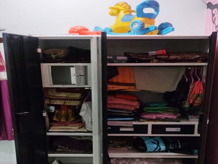 चोरों ने घर के भीतर रखे तीन अलमारी के को तोड़ा