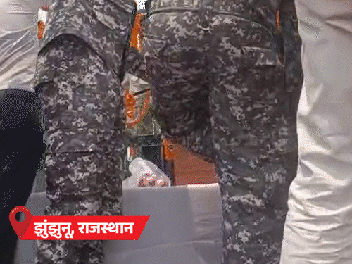 पाकिस्तानी गोलाबारी में शहीद हुए जम्मू के सुनील कुमार और झुंझुनू के सुरेंद्र कुमार का शव उनके गांव पहुंच चुके हैं। - Dainik Bhaskar