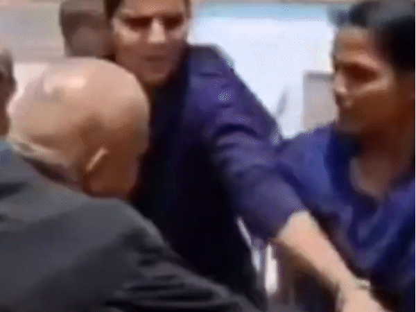 झंडा लगाने वाली रॉड छीनने की कोशिश करते वकील और लेडी पुलिसकर्मी।