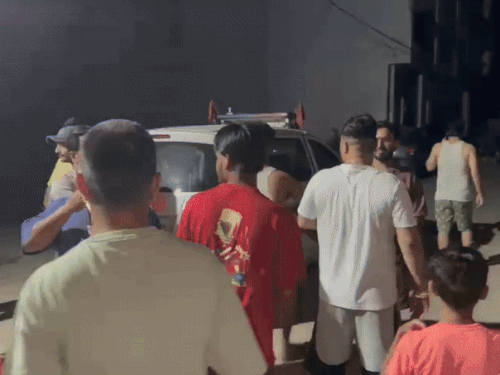 संदिग्धों की सूचना के बाद जमा लोग और मौके पर जांच के लिए पहुंची पुलिस की टीम। - Dainik Bhaskar