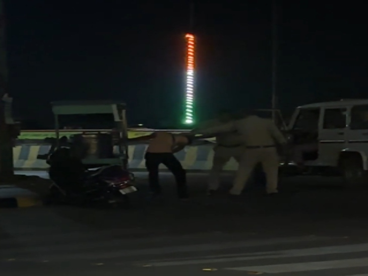 मारपीट के दौरान युवक ने खुद को छुड़ाने की कोशिश की।