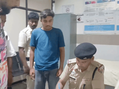 प्रत्यक्षदर्शियों से घटना के संबंध में जांच करते पुलिस के अधिकारी