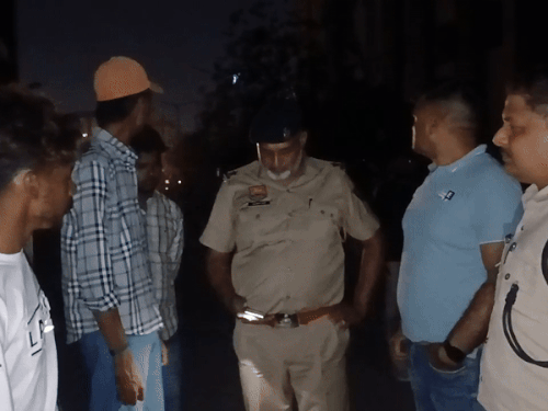 घटना स्थल पर पहुंचे पुलिस अधिकारी