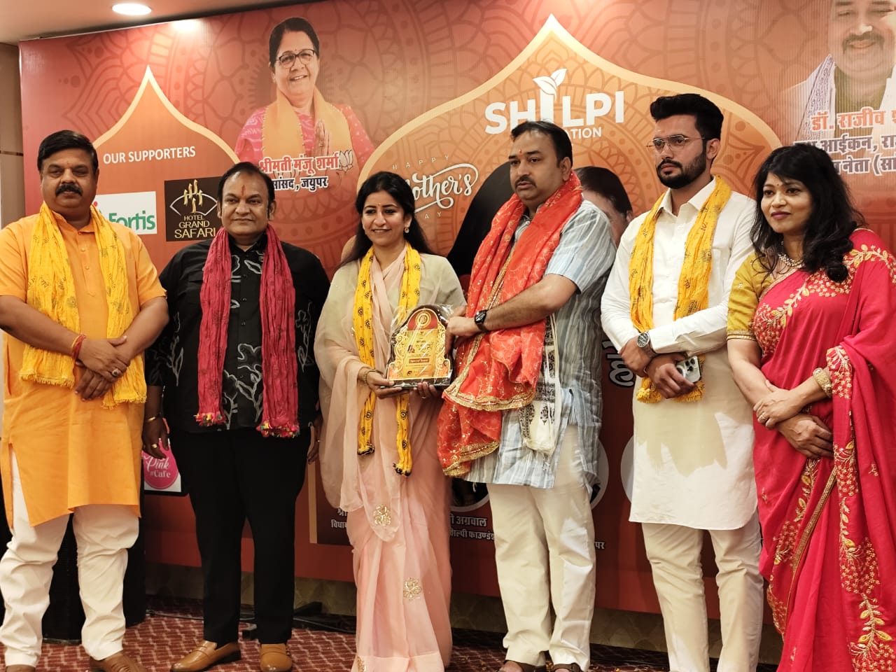 कार्यक्रम की खास बात यह रही कि समाज के विभिन्न क्षेत्रों में उल्लेखनीय योगदान देने वाली 21 प्रेरणादायक महिलाओं को विशेष सम्मान से नवाजा गया।