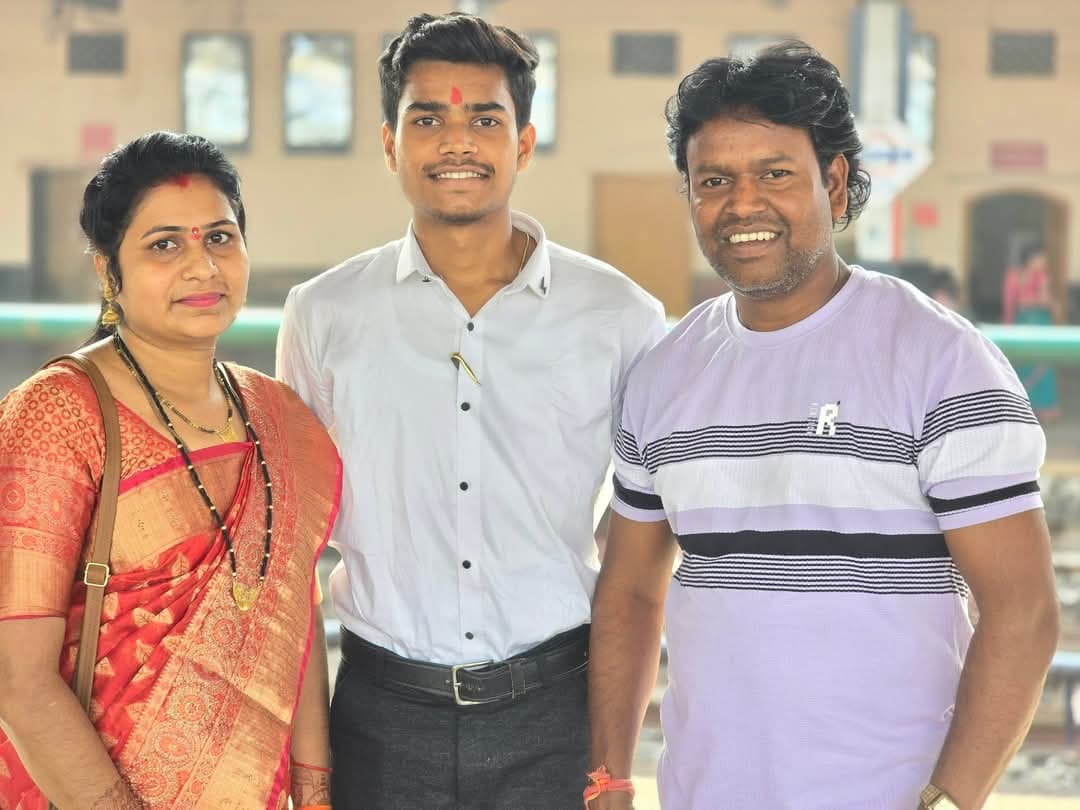 बेटे हितेश के साथ पिता जितेंद्र और मां सुमित्रा