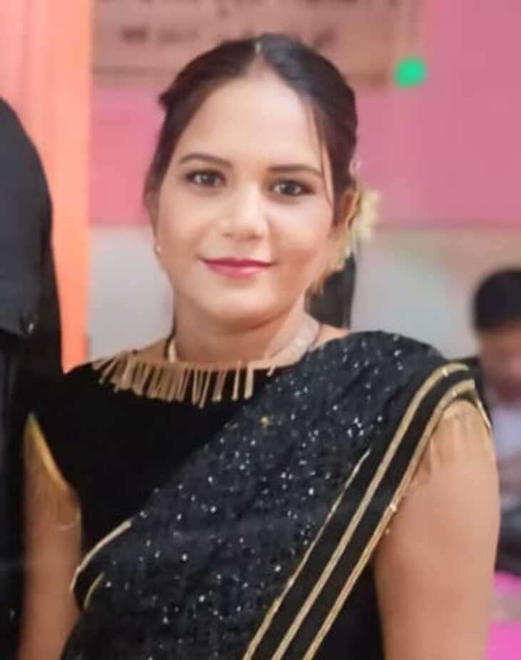 The deceased Rekha was married 8 years ago. She also had 2 children, but she had a love affair with the young man due to her husband being drunk and not doing any work.