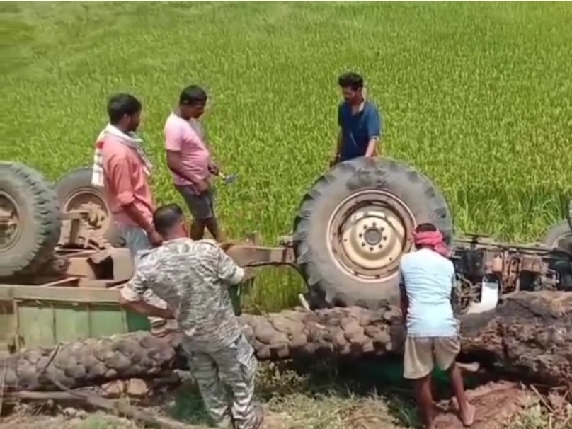 ट्रैक्टर पलटने से युवक की मौत।