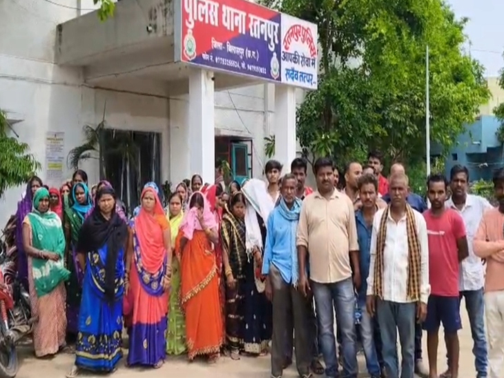 घटना से नाराज लोगों ने घेरा थाना, आरोपी पर कार्रवाई की मांग।