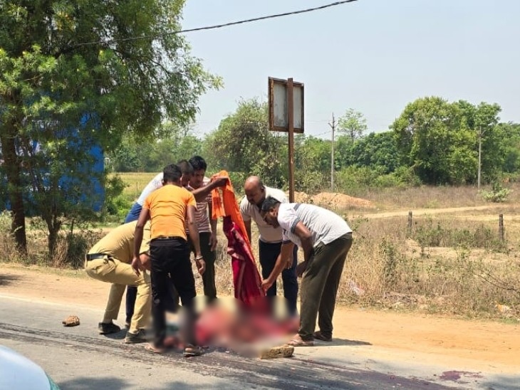 पुलिस ने लोगों की मदद से शव को ढका।