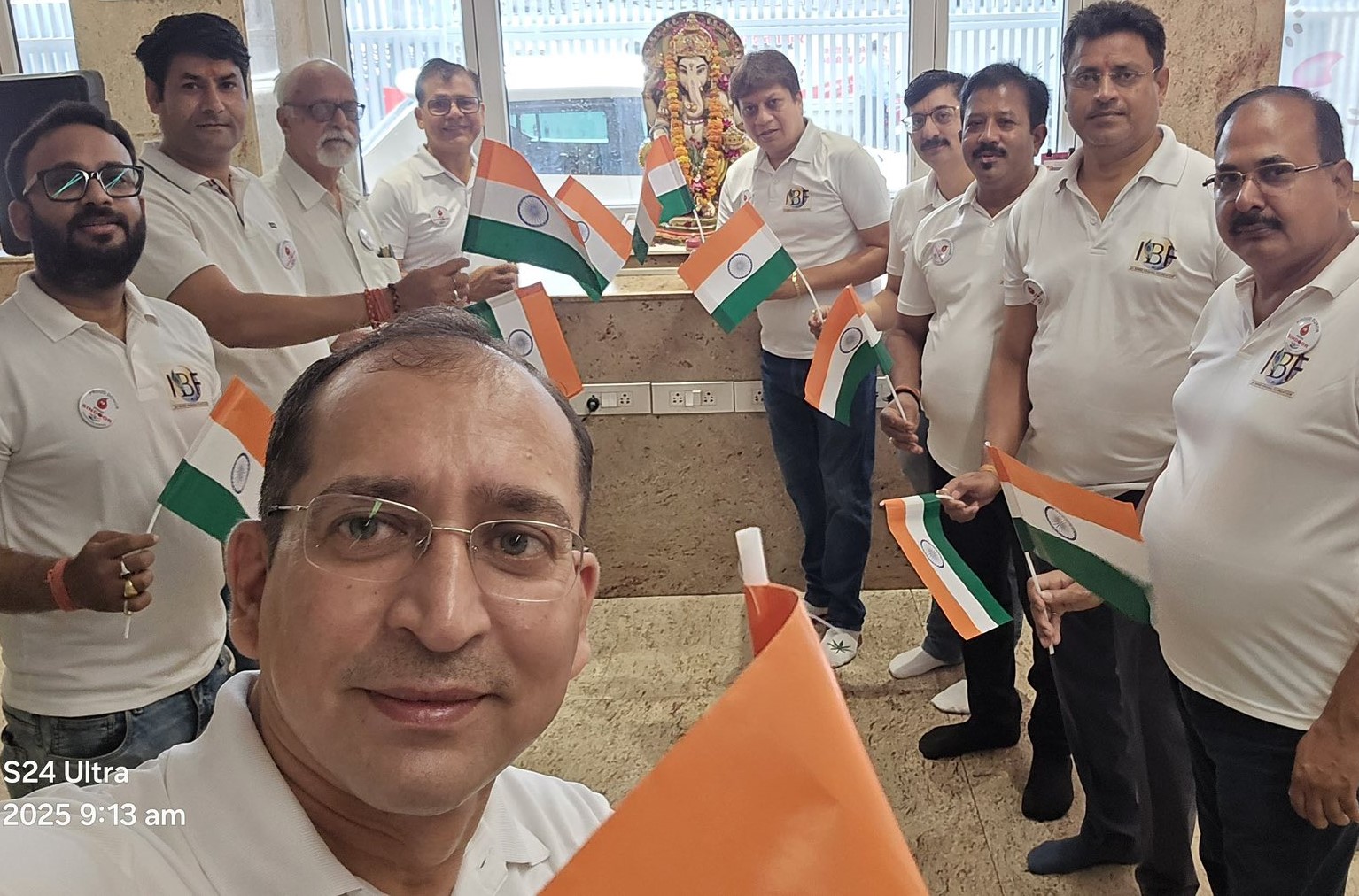 जेएसके ग्रुप के मेंबर्स ने हाथ में तिंरगा लेकर जोश भरा।