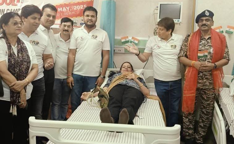 सेना के अधिकारियों ने रक्तदानियों का मनोबल बढ़ाया और उन्हें प्रोत्साहित किया।