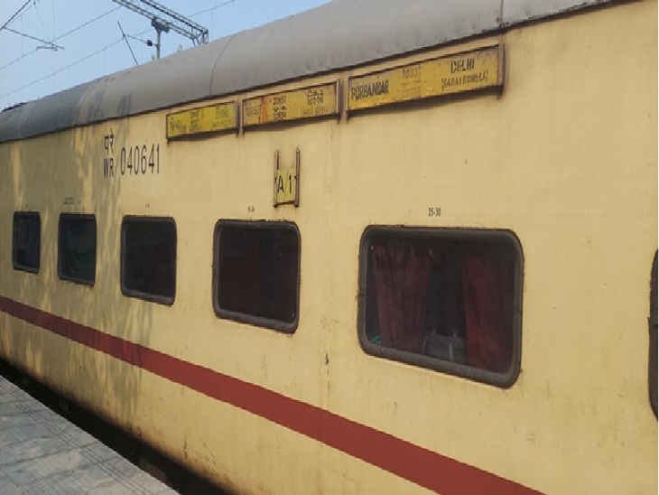 यात्री ने बताया कि वह टॉयलेट में गया था, जबकि उसकी पत्नी सो रही थी। इसी बीच चोरी हो गई।