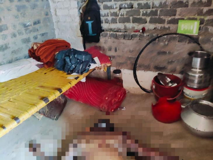 बंद मकान के अंदर पड़ी मिली लाश - Dainik Bhaskar