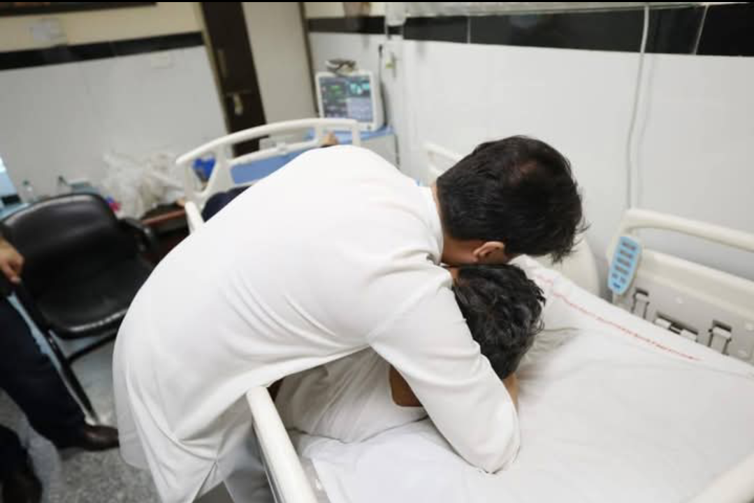 गिर्राज दण्डौतिया को गले लगाकर ढांढ़स बंधाते हुए केन्द्रीय मंत्री सिंधिया