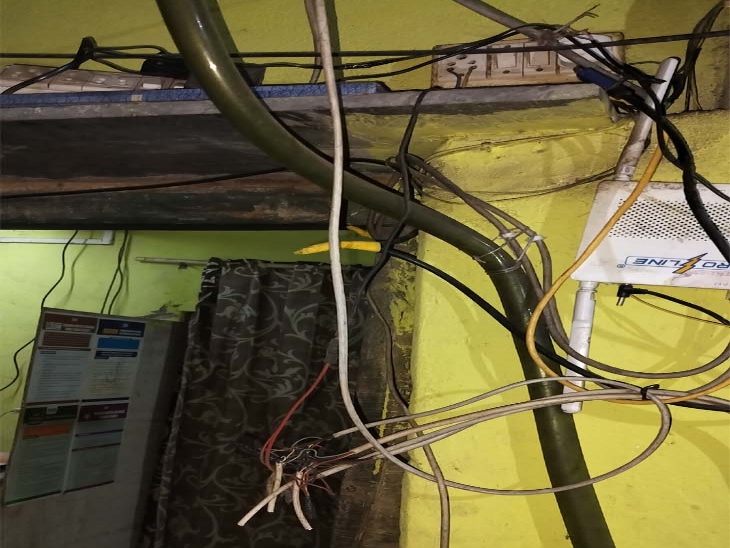 चोरी के बाद CCTV कैमरे के डीवीआर का तार काटकर साथ ले गए चोर