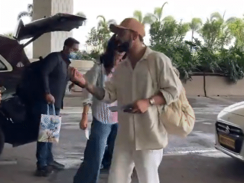 संन्यास के बाद विराट कोहली पत्नी अनुष्का शर्मा के साथ मुंबई एयरपोर्ट पर दिखे। वे मुंबई से बाहर चले गए हैं, लेकिन कहां, इसकी जानकारी नहीं आई है। - Dainik Bhaskar